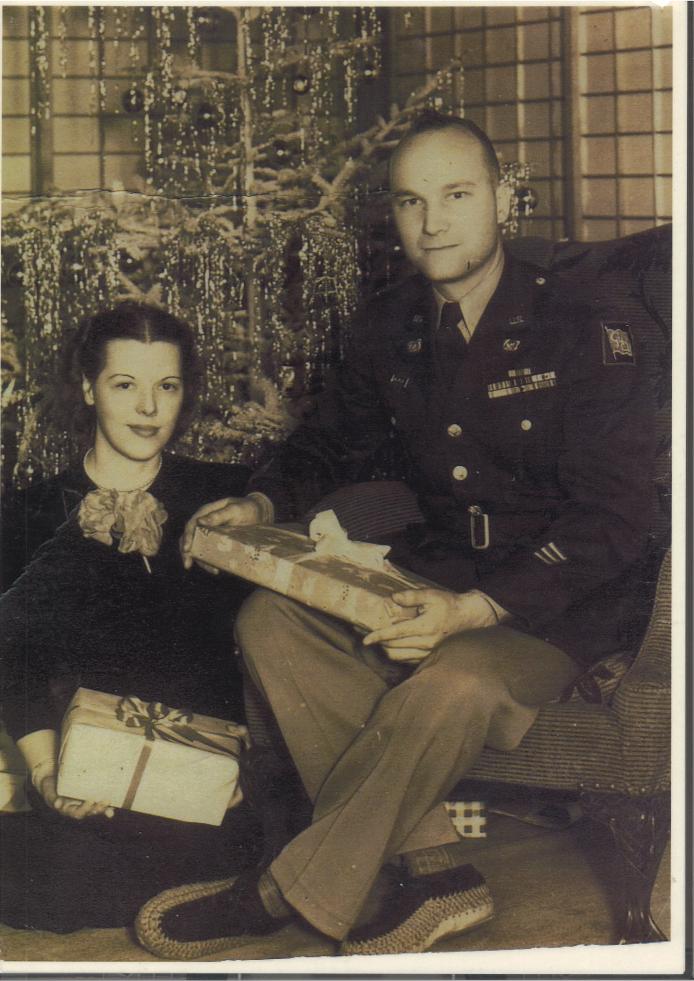 進駐軍将校夫妻（板の間で） 昭和２０（1945）年クリスマス