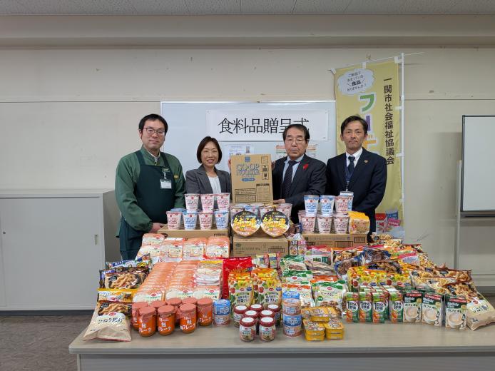 コープ一関コルザ・宅配で寄せられた400点余りを一関社協様へ