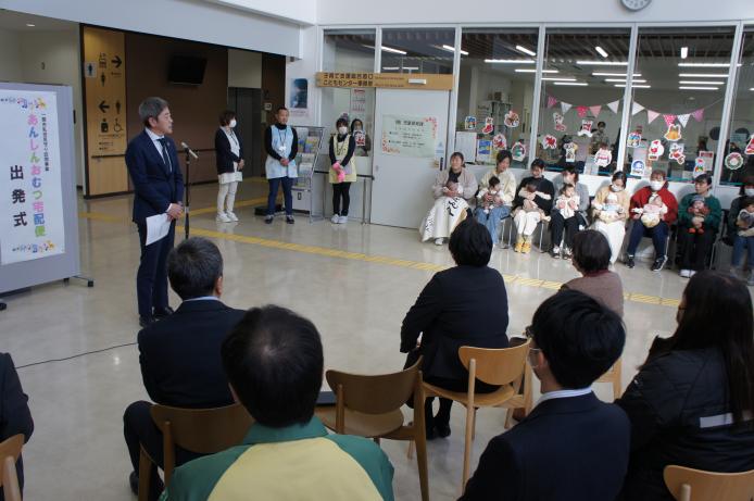 式を見学したママは、「生協宅配も利用しているので、生協の先輩ママが届けてくれるのはとても安心感があっていいですね」と話しました。