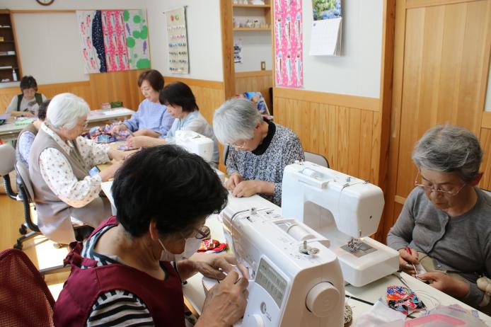 「おおつちおばちゃんくらぶ」のみなさんの作業の様子