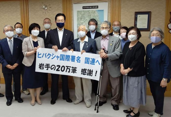 2020年、岩手県被団協やいわて生協も参加する「ヒバクシャ国際署名をすすめる岩手の会」が、達増知事を表敬訪問。県内で20万余の署名が集まったことを報告しました。