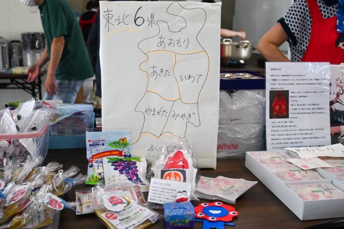 東北6県、各生協から届いたお菓子や民芸品で会場が賑わいました。