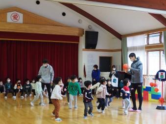 鵜住居保育園にて。選手とバスケごっこをしました。