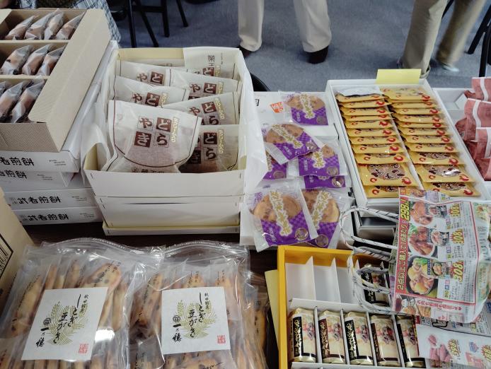 せんべい汁の後は、東北各県の銘菓も味わっていただきました