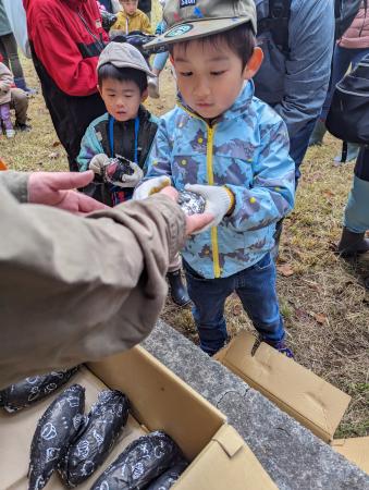 子どもたちもお手伝いして焼き芋が完成！