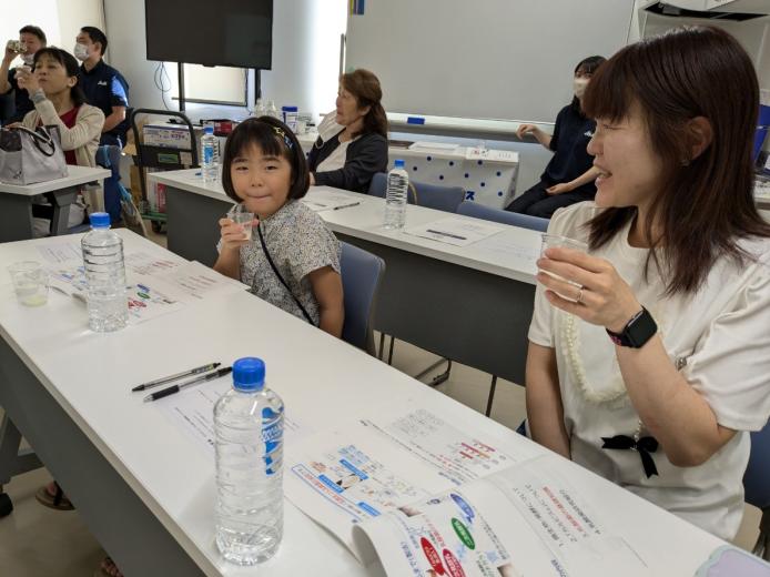 一次発酵の段階を試飲。「すっぱ～い！」。