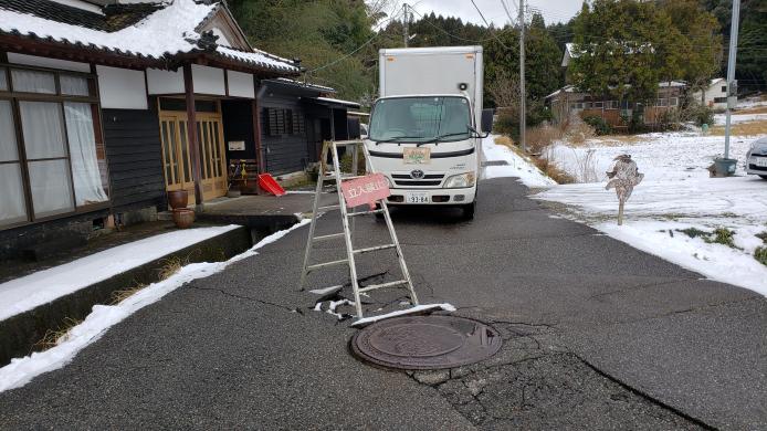 住宅へ続く細い道では、陥没やマンホールの突き出しが多くありました。