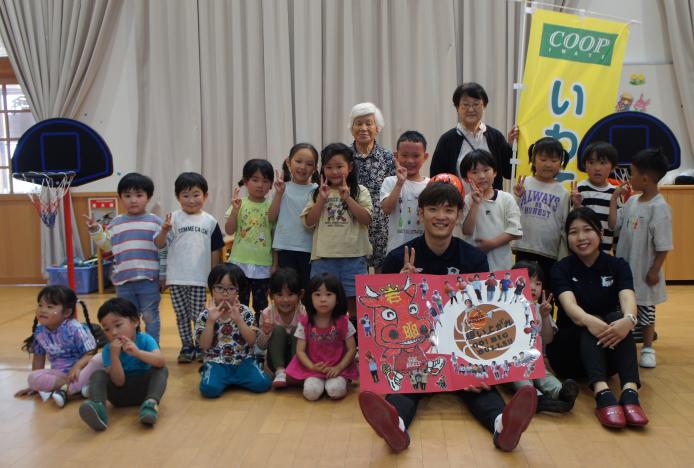 大沢保育園の子どもたちと記念写真