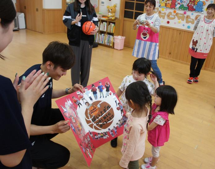 子どもたちから大崎選手にプレゼントが渡されました