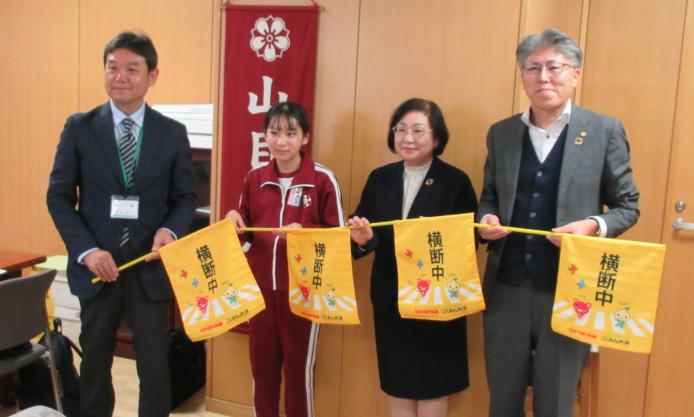 左から、菊池校長、児童会長、当生協副理事長石橋百合子、こくみん共済 coop岩手推進本部本部長佐藤伸一様