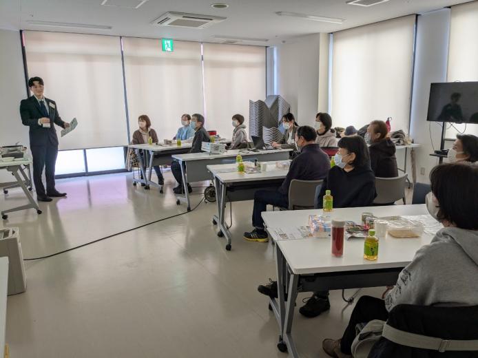 「震災の時は、食料の備えはどうでしたか？」など参加者と交流も（ベルフ向中野）