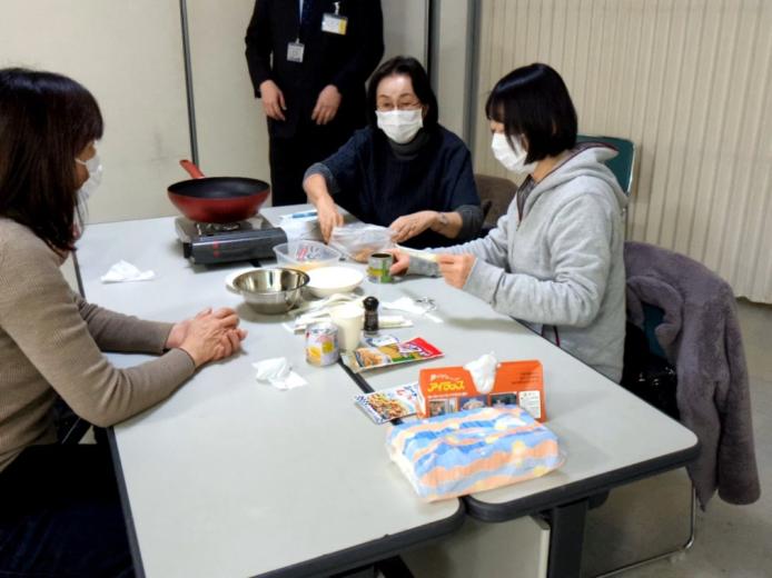 豆の缶詰とふりかけを混ぜ合わせます。
