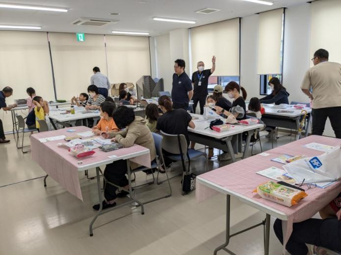キーホルダーづくりの様子。プラスチック板に、好きな絵を夢中になって描きました。