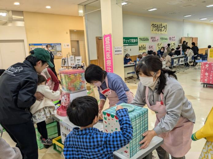 ガチャガチャとお菓子すくいなど、「こども縁日」をファミリーで楽しみました。