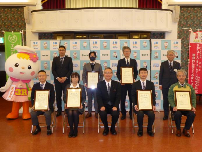 12月20日の表彰式に、環境事業推進室山口室長（前列右から２人目）とベルフ青山久保店長（前列右端）が参加しました。