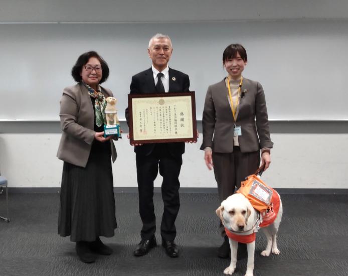 石橋副理事長、飯塚理事長、日本盲導犬協会井上様、盲導犬広報担当のファロちゃんと