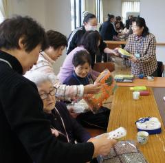 「暖かそう」と好みの色・柄を選ぶみなさん。