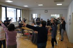 こちらの会場のふれあいサロンは、体操からスタート。