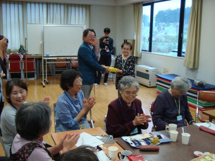 生協しまね安井光夫理事長よりお菓子の贈呈