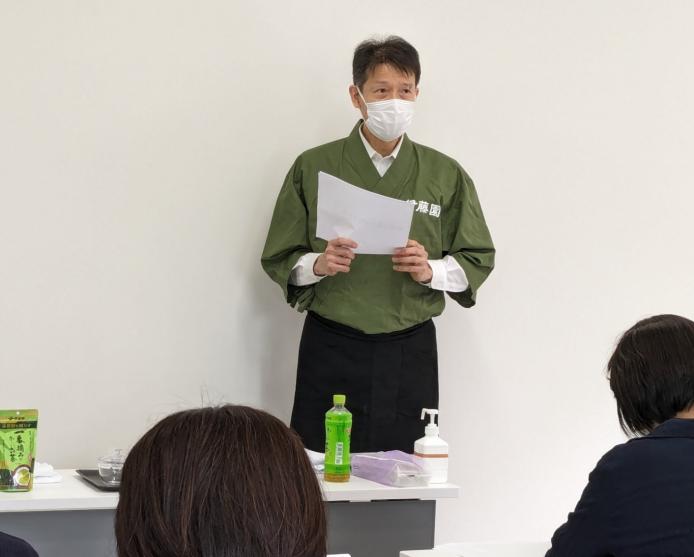 初めにお茶のお話を聞きました。