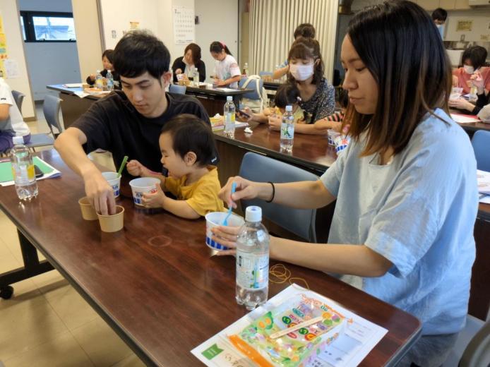 ママ、パパと一緒にアイスづくりを楽しみました。
